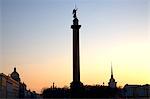 Russie, Saint-Pétersbourg ; Palais Sqaure avec la Alexander Column commémorant la victoire sur Napoléon en 1812