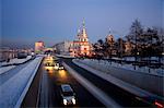 Irkoutsk, Sibérie, la Russie ; Une église orthodoxe à proximité de la rivière Angara et les voitures passant rapidement par.