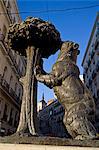 Statue de l'ours et l'arbousier (symbole de Madrid) à la place Puerta del Sol. Madrid. Espagne