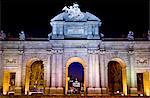 Puerta de Alcalá sur la Plaza de la Independencia en Madrid, Espagne