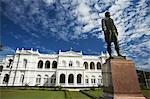 Asie, Asie du Sud, Sri Lanka, Colombo, Cinnamon Gardens, Statue de Sir W M Gregory extérieur National Museum