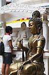 Femme visitant Gangaramaya temple, Cinnamon Gardens, Colombo, Sri Lanka.