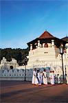 Femmes en passant devant le Temple de la dent (Sri Dalada Maligawa), Kandy, Sri Lanka