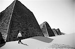 Sudan, Begrawiya. Ein Tourist erforscht die antike nubische Pyramiden.