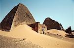 Soudan, Begrawiya. Un touriste explore les anciennes pyramides nubiennes.