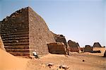 Soudan, Begrawiya. Un touriste explore les anciennes pyramides nubiennes.