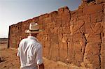 Soudan, Nagaa. Un touriste regarde les hiéroglyphes sur le Temple de Lion à Nagaa.