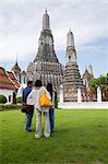 Une famille debout devant le temple de Wat Arun à bangkok Thaïlande