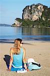 Femme relaxante sur la plage de Hat Rai Leh Ouest, Railay, Province de Krabi, vente.