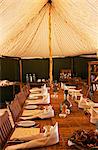 Tanzanie, Parc National de Katavi. La tente du mess au Camp de Chada portées pour le déjeuner.