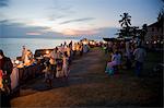 Tanzanie, Zanzibar. Stands éclairée sur un marché local de la nuit.