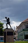 Tanzanie, Dar es-Salaam. Le Monument d'Askari se dresse au milieu d'un rond-point occupé.