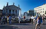 Les gens debout autour de la fontaine en face de Ivano Franko opéra et du Ballet, Lviv, Ukraine