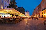 Straßencafés auf dem Marktplatz (Ploscha Rynok) in der Abenddämmerung, Lviv, Ukraine