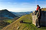 Pays de Galles, Clwyd, Llangollen. Une famille sur la promenade de Panorama, digue d'Offa au-dessus de Llangollen avec Castell Dinas Bran au loin.