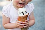 Kleine Mädchen essen Eis