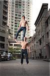Deux acrobates spectacle extérieur, Taipa, Macau, Chine