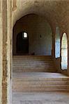 Abbaye du Thoronet, Var, Provence, 1160-1190. Escalier menant du cloître de l'église.