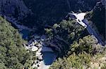 Regardant vers le bas dans une vallée avec une route de montagne, Provence.