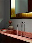 Ad Astra. salle de bains en marbre wash bassin détail avec miroir. Architectes : Munkenbeck et Marshall