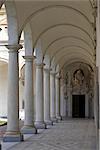 Certosa di San Martino. portique de colonnes en marbre du cloître grande, Naples.