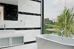 Marbre et verre murs dans la salle de bains moderne avec vue sur parcours de golf. Architectes : Lim Cheng Kooi et AR43