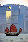 Hong Kong, Chinesisch Trödel Segeln durch die Skyline von Hong Kong Island.