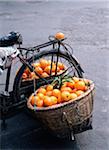 Détail d'oranges dans des paniers sur l'arrière de la bicyclette