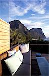 Banc rembourré sur la terrasse à côté de la montagne Lidgbird et Gower