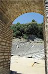 Amphithéâtre au site de Butrinti vue par arche en pierre