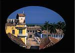 Blick durch die Fenster der Kathedrale und Hauptplatz