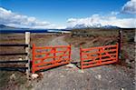 Porte rouge sur le chemin de terre