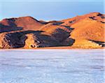 Uyuni Salz flach und Hügel bei Sonnenaufgang