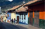 Maisons peintes de couleurs vives dans vieux quartier de La Candelaria