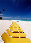 Ligne de chaises jaunes vide sur la plage