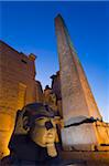 Große Pharao Statue Kopf und obelisk