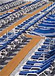 Chaises longues sur la plage de Nice