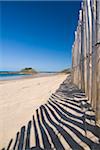 Recherche le long de la clôture à côté de la plage pour le Fort du Guesclin, faible Angle de vue