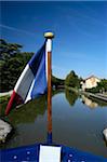 Französische Flagge am Bug der Barke auf dem Canal du Centre