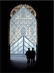 Couple marchant dans Passage Richelieu à la pyramide du Louvre