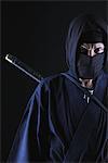 Ninja mit schwarzem Hintergrund