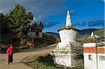 Moine de la vallée de Phobjikha, monastère de Gangtey Gompa, Asie, au Bhoutan, en passant devant un stupa