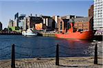 Das Rotlicht-Schiff bei-konservenfabrik Dock von Albert Dock & die Leber Haus, Liverpool, England, UK