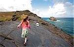 L'Angleterre, Cornwall. Un garçon et une fille se promener le long des falaises vers pénalement Point à Boscastle.