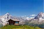 France, les randonneurs du Rhône Alpes, la vallée de Chamonix, au repos à un refuge de montagne avec Les Dru montagnes