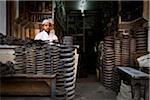 Un atelier de réparation de voiture dans la ville de moteur dans le vieux Delhi, Inde
