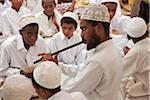 Kenya, un enseignant joue une flûte pendant les prières fréquentées par les étudiants d'une école islamique, ou madrassa, à Shela.
