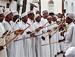 Kenya. L'élite de Swahili, Wangwana, exécuter la danse du bâton traditionnel pendant Maulidi, célébration de l'anniversaire de prophète Mohammed s.