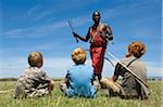 Kenia, Masai Mara. Safari-Führer, Salaash Ole Morompi, zeigt verschiedene Tipps auf seine Pfeile Maasai Boys auf Safari.