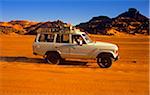 La Libye ; Fezzan ; près de Germa. Un véhicule 4x4 dans le Sahara entre le Jebel Akakus et Erg Uan Kasa vers Wadi Teshuinat.